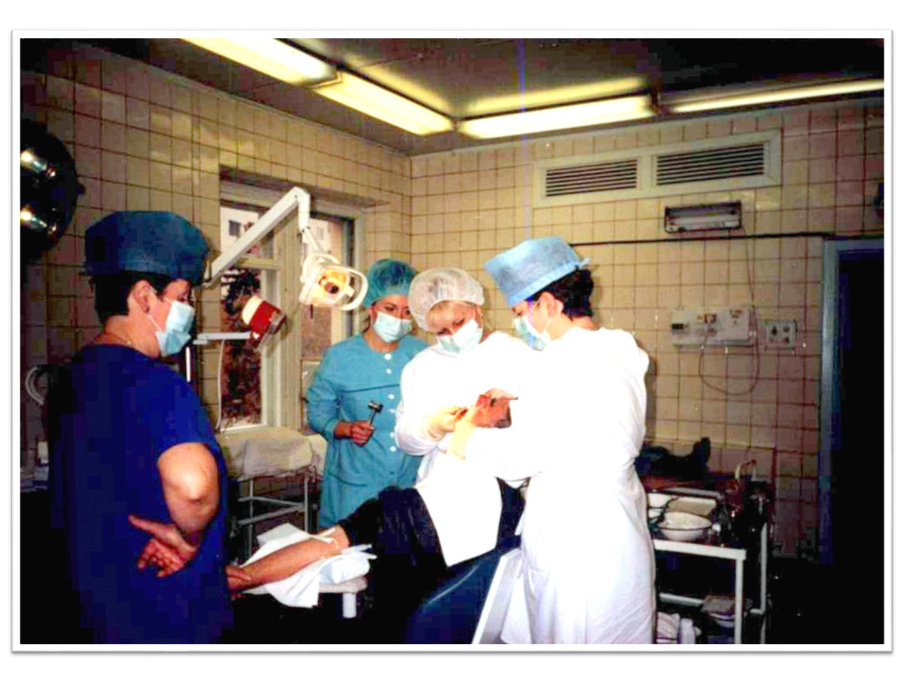 Врач стоматолог-хирург Рунова О.А. на операции, 2000 год