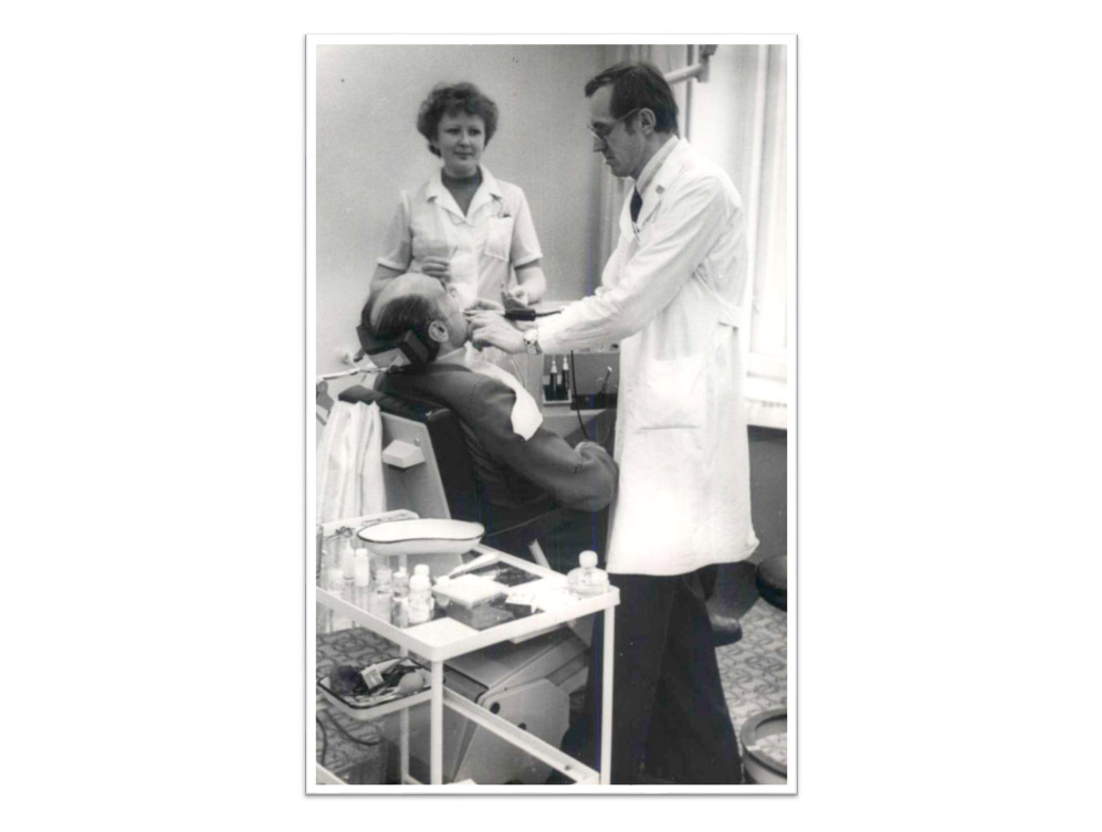 Заведующий ортопедическим отделением Ченцов Е.П. на приеме, 1984 год